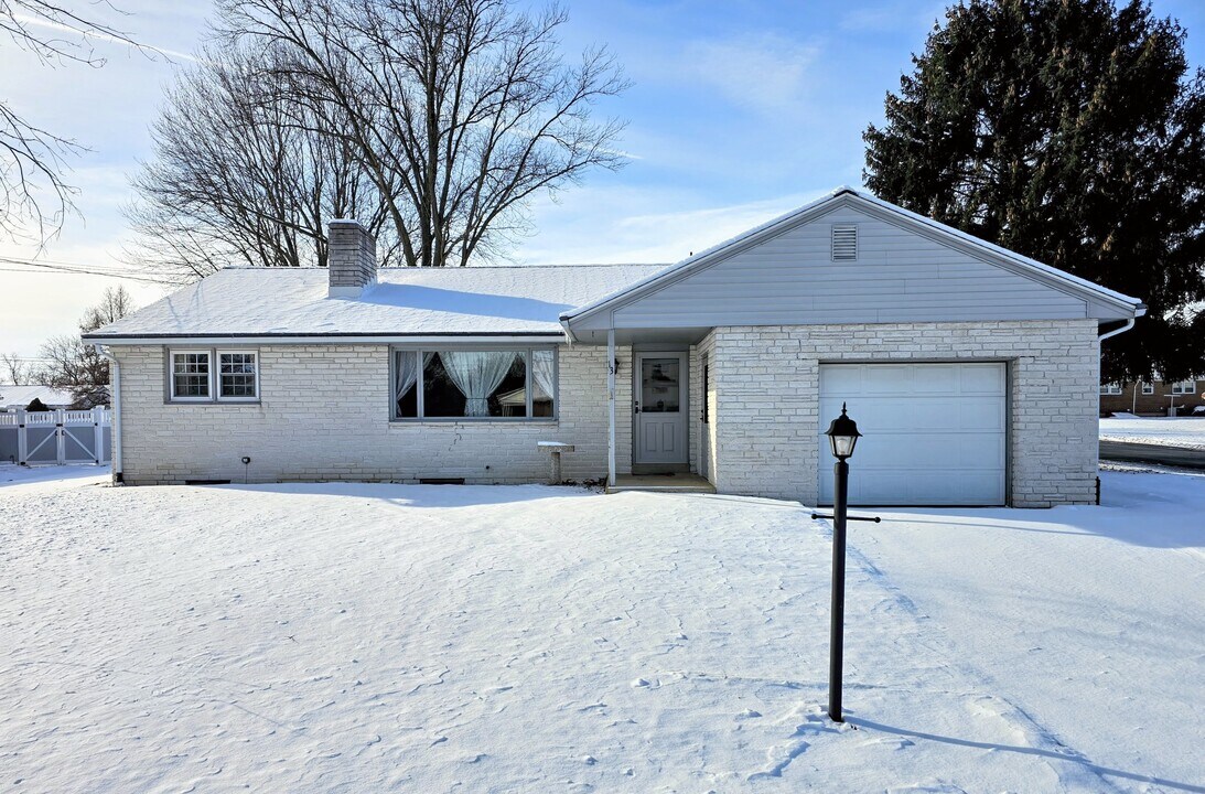 13 Frederick Ave in Denver, PA - Building Photo