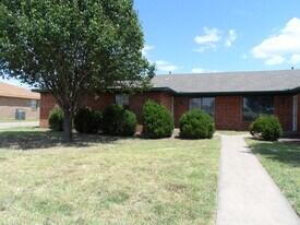404 N Nolan River Rd in Cleburne, TX - Building Photo