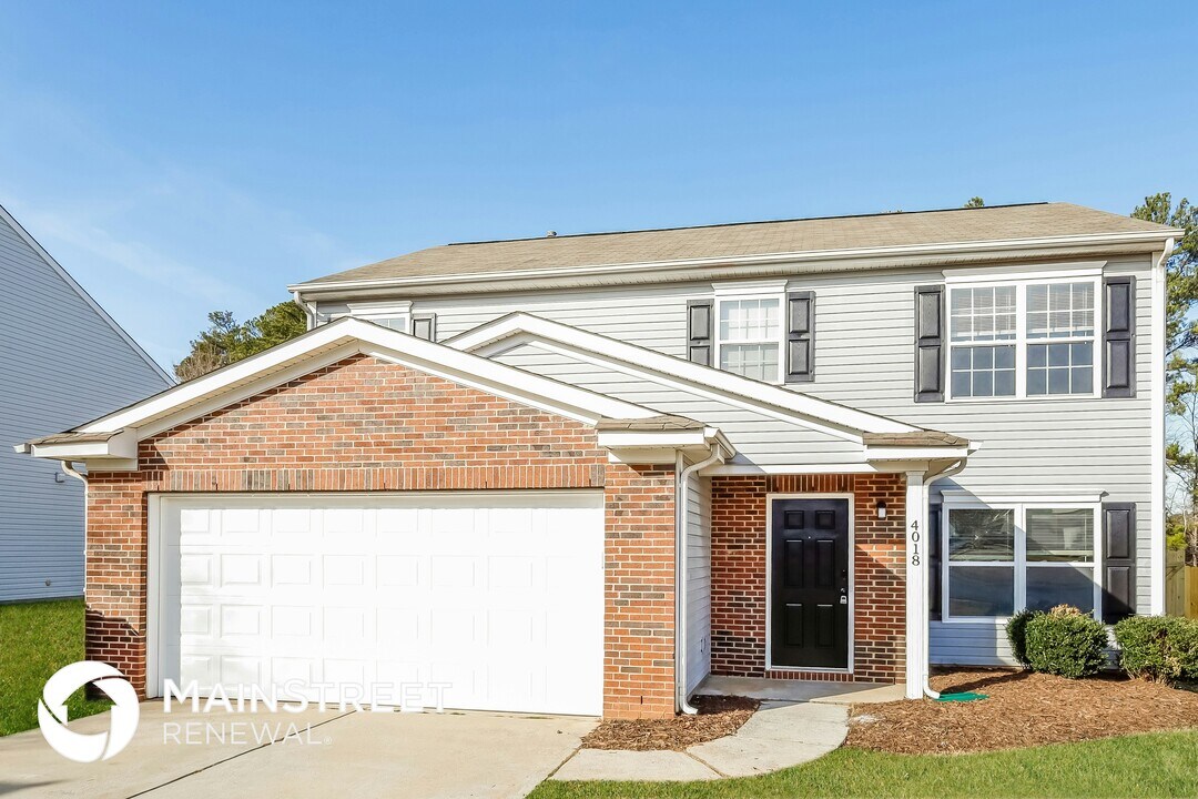 4018 Larkhaven Village Dr in Charlotte, NC - Building Photo