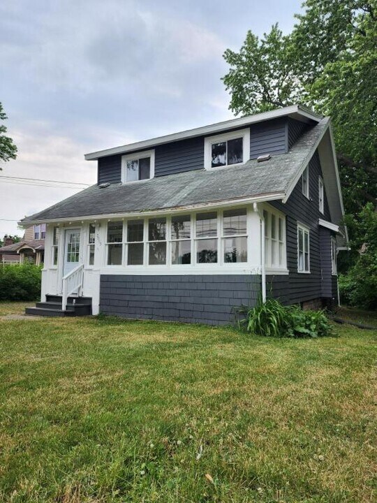 2005 Brewerton Rd in Syracuse, NY - Building Photo