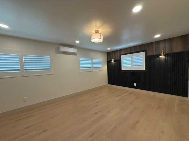 property at 114 S Emerald Pl