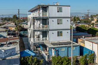 1619 Firestone Blvd in Los Angeles, CA - Foto de edificio - Building Photo