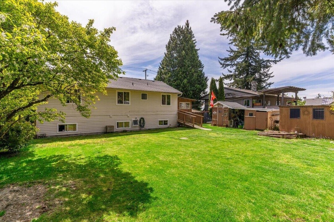 2209 Austin Ave in Coquitlam, BC - Building Photo