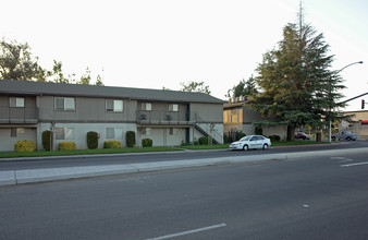 Sunrise Meadows in Sanger, CA - Foto de edificio - Building Photo