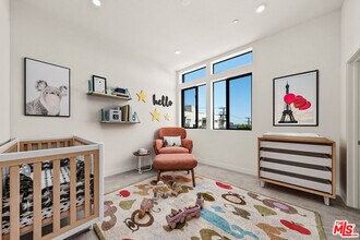 1204 N Orange Grove Ave in West Hollywood, CA - Foto de edificio - Building Photo