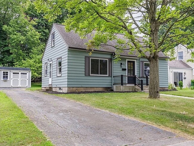35 Briggs Ave in Fairport, NY - Foto de edificio - Building Photo