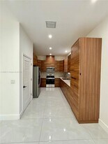 5737 Cleveland St in Hollywood, FL - Building Photo