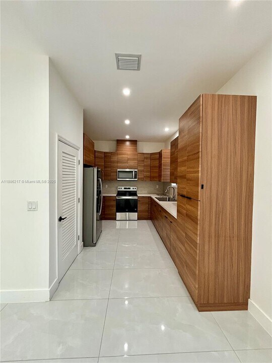 5737 Cleveland St in Hollywood, FL - Building Photo