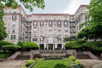 Boulevard Gardens in Woodside, NY - Foto de edificio - Building Photo