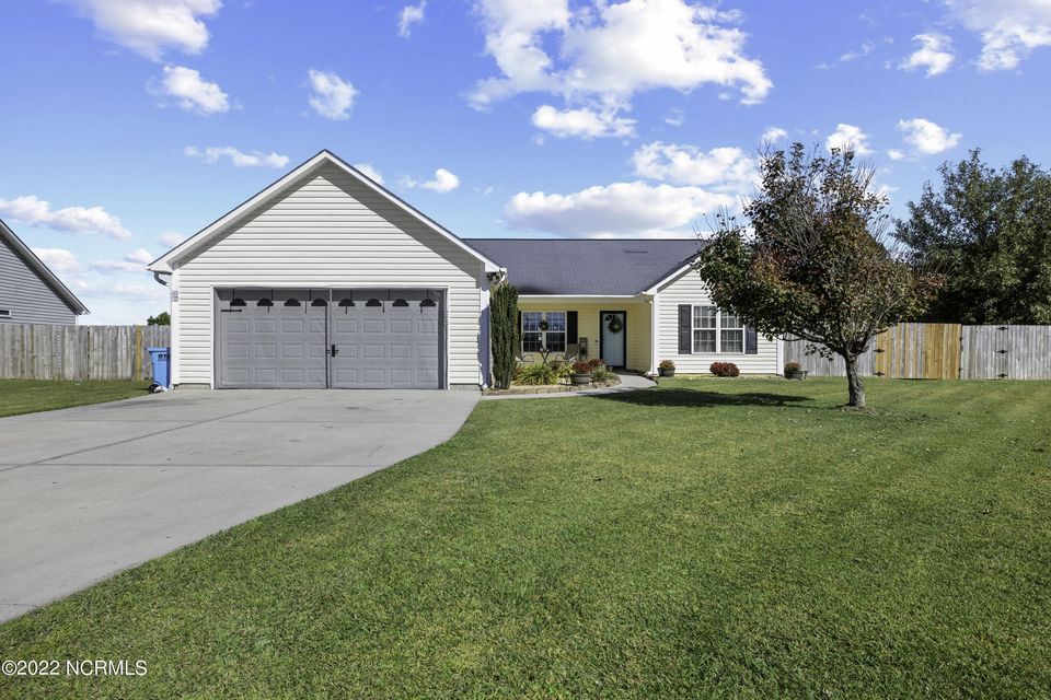 223 Cherry Blossom Dr in Richlands, NC - Building Photo