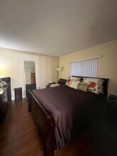 351 Palm Way in Pembroke Pines, FL - Foto de edificio - Building Photo