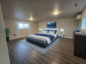 2583 W Bradford Ct in Roseburg, OR - Building Photo - Building Photo