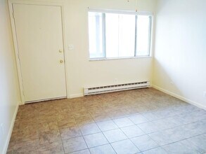 FAIRVIEW - AVAILABLE JULY 2024 in Bloomington, IN - Foto de edificio - Building Photo