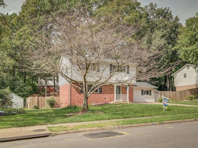 6812 Landor Ln in West Springfield, VA - Building Photo - Building Photo