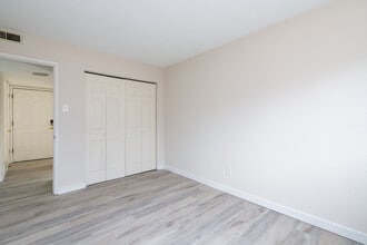 Forest Creek Apartments in St. Louis, MO - Foto de edificio - Building Photo