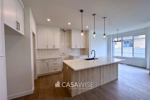22128-22194 94 Ave NW in Edmonton, AB - Building Photo