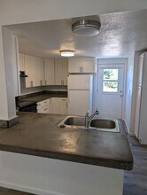 1420 Summers Ln in Klamath Falls, OR - Building Photo - Building Photo