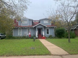 423 S Main St in Lockhart, TX - Building Photo