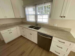 23700 Tiara St in Los Angeles, CA - Building Photo - Building Photo