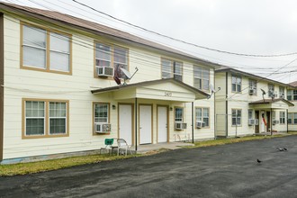 Bastrop Plaza Apartments in Houston, TX - Building Photo - Building Photo