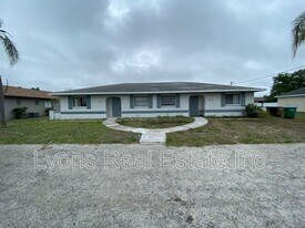 431 Hancock Bridge Pkwy in Cape Coral, FL - Building Photo
