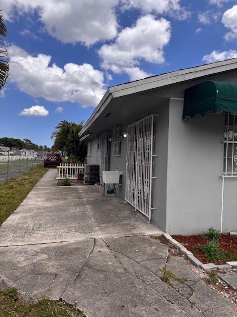 285 Seaman Ave in Opa Locka, FL - Building Photo - Building Photo
