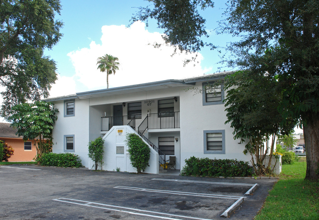 10901-10907 45th St in Coral Springs, FL - Building Photo