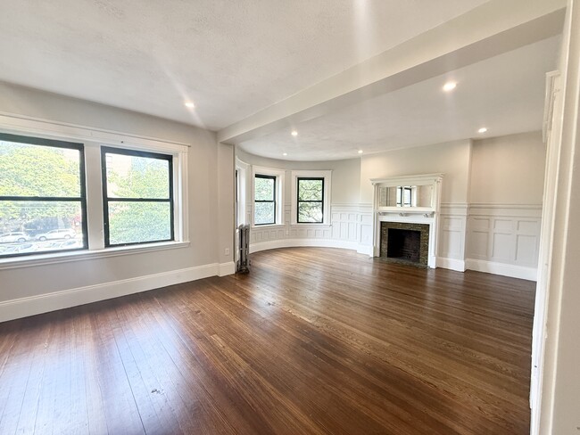 1855 Beacon St, Unit 2 in Brookline, MA - Foto de edificio - Building Photo