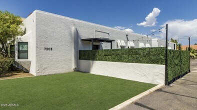 7505 E Main St in Scottsdale, AZ - Foto de edificio - Building Photo