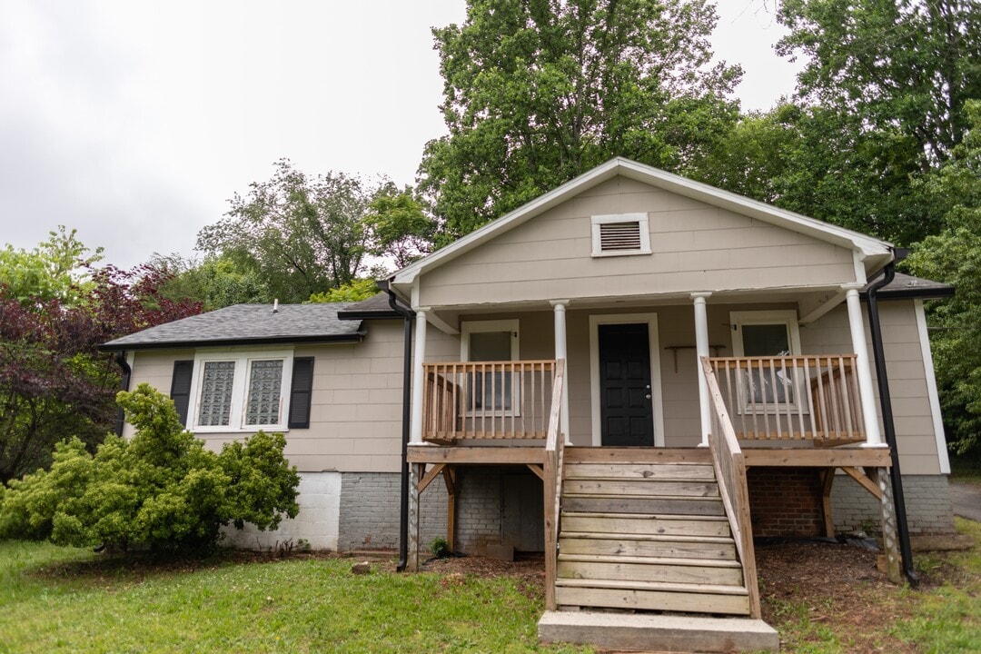 1028 Fairview Dr SW in Lenoir, NC - Building Photo
