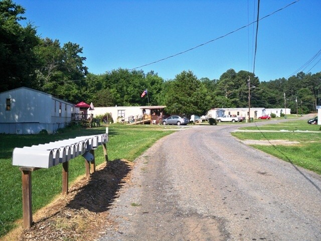 D J's Mobile Home Park in Cartersville, GA - Foto de edificio