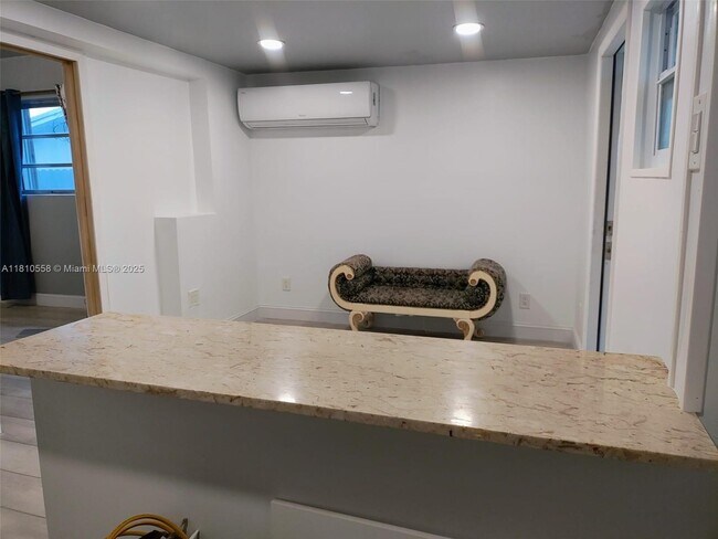 1090 W 60th St in Hialeah, FL - Building Photo - Building Photo