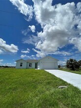 1060 Capri Cir in La Belle, FL - Building Photo - Building Photo