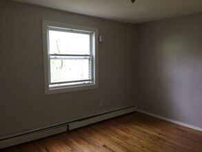 569 Smithfield Rd, Unit 16 in North Providence, RI - Foto de edificio - Building Photo