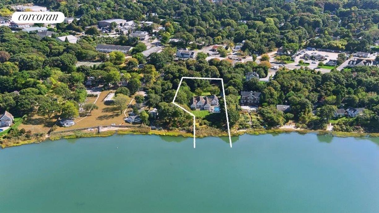 21 Shrubland Rd in Southampton, NY - Building Photo