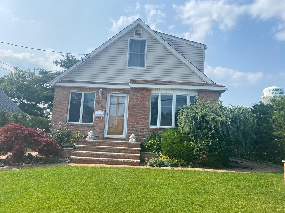 88 Winnie Ct in Hempstead, NY - Building Photo