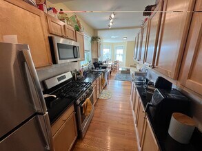 48 Lowell St, Unit 2 in Somerville, MA - Foto de edificio - Building Photo