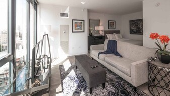 156 W Erie St in Chicago, IL - Building Photo