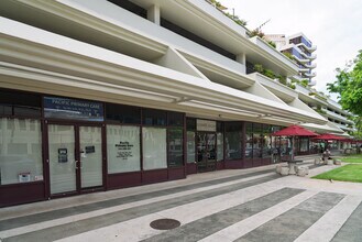 Imperial Plaza in Honolulu, HI - Building Photo - Building Photo
