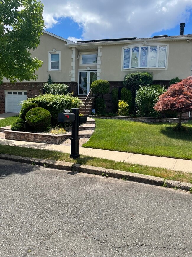 694 Maguire Ave, Unit RossvilleStatenIsland