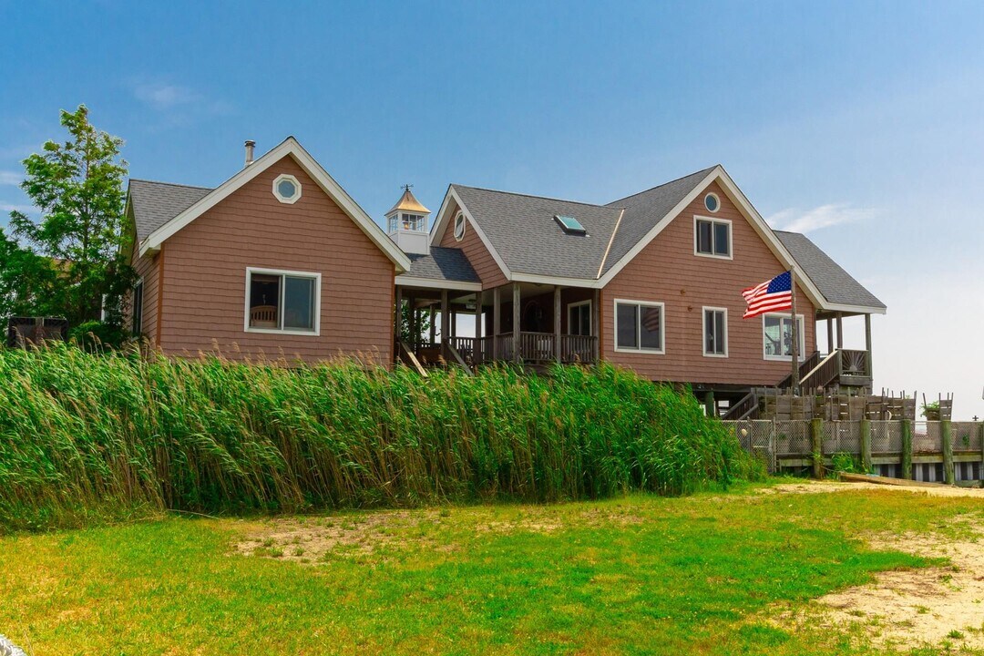 49 Bayview Ave W in Lindenhurst, NY - Foto de edificio