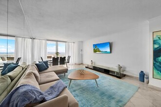 1717 N Bayshore Dr in Miami, FL - Building Photo - Building Photo
