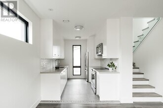 411 Annette St in Toronto, ON - Building Photo - Building Photo