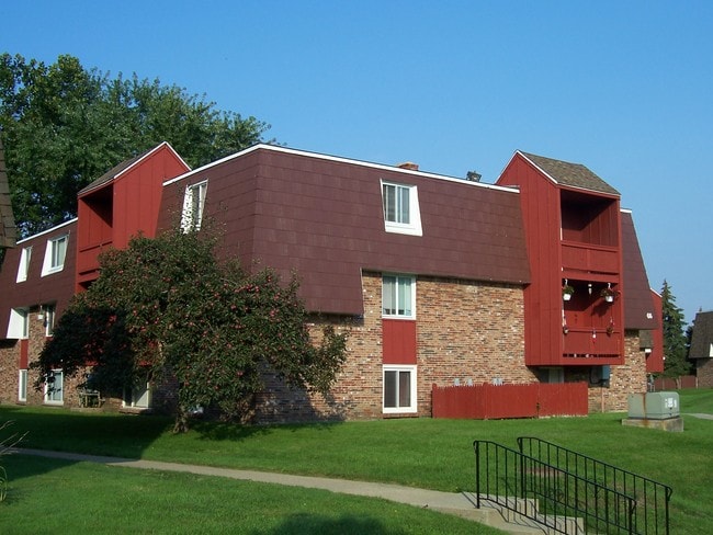 Edgebrook Estates in Cheektowaga, NY - Building Photo - Building Photo