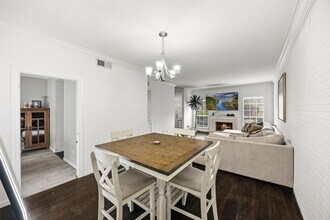 810 Augusta Dr in Houston, TX - Building Photo - Building Photo