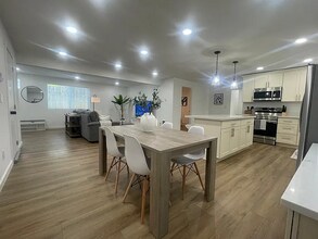 3730 SW 99th St in Seattle, WA - Building Photo - Building Photo