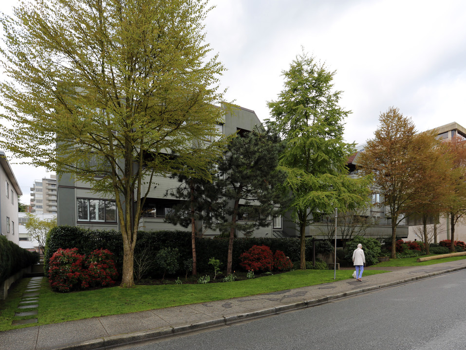 South Granville Place in Vancouver, BC - Building Photo