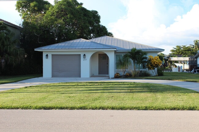 217 3rd St in Bonita Springs, FL - Building Photo - Building Photo