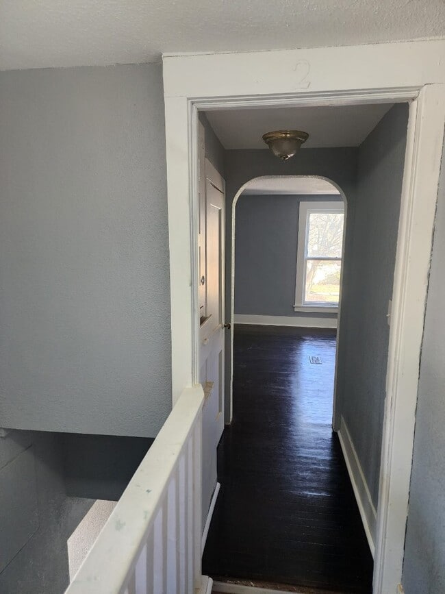 811 N Pine St, Unit 2 in Lansing, MI - Foto de edificio - Building Photo