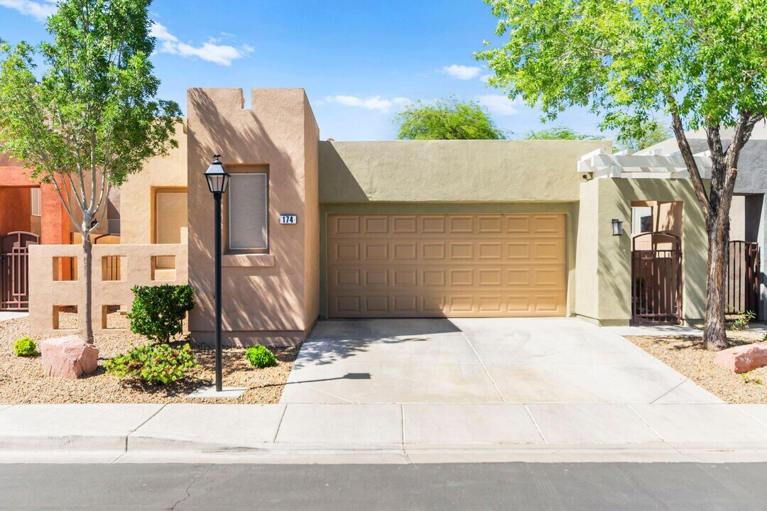 174 Twin Towers Ave in Las Vegas, NV - Building Photo